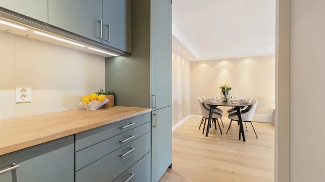 Fra kjøkkenet har du oversikt over stuen, noe som er ideelt i sosiale sammenhenger.