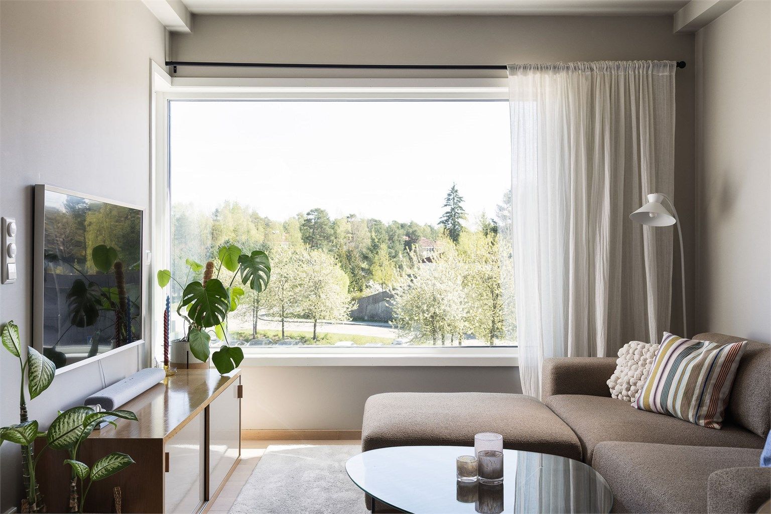 Det store vinduet fyller rommet med naturlig lys, samtidig som den usjenerte, høytliggende beliggenheten gir en avslappende atmosfære.