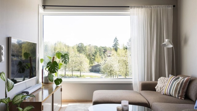 Det store vinduet fyller rommet med naturlig lys, samtidig som den usjenerte, høytliggende beliggenheten gir en avslappende atmosfære.
