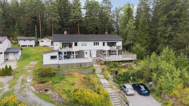 Flere biloppstillingsplasser på egen tomt.