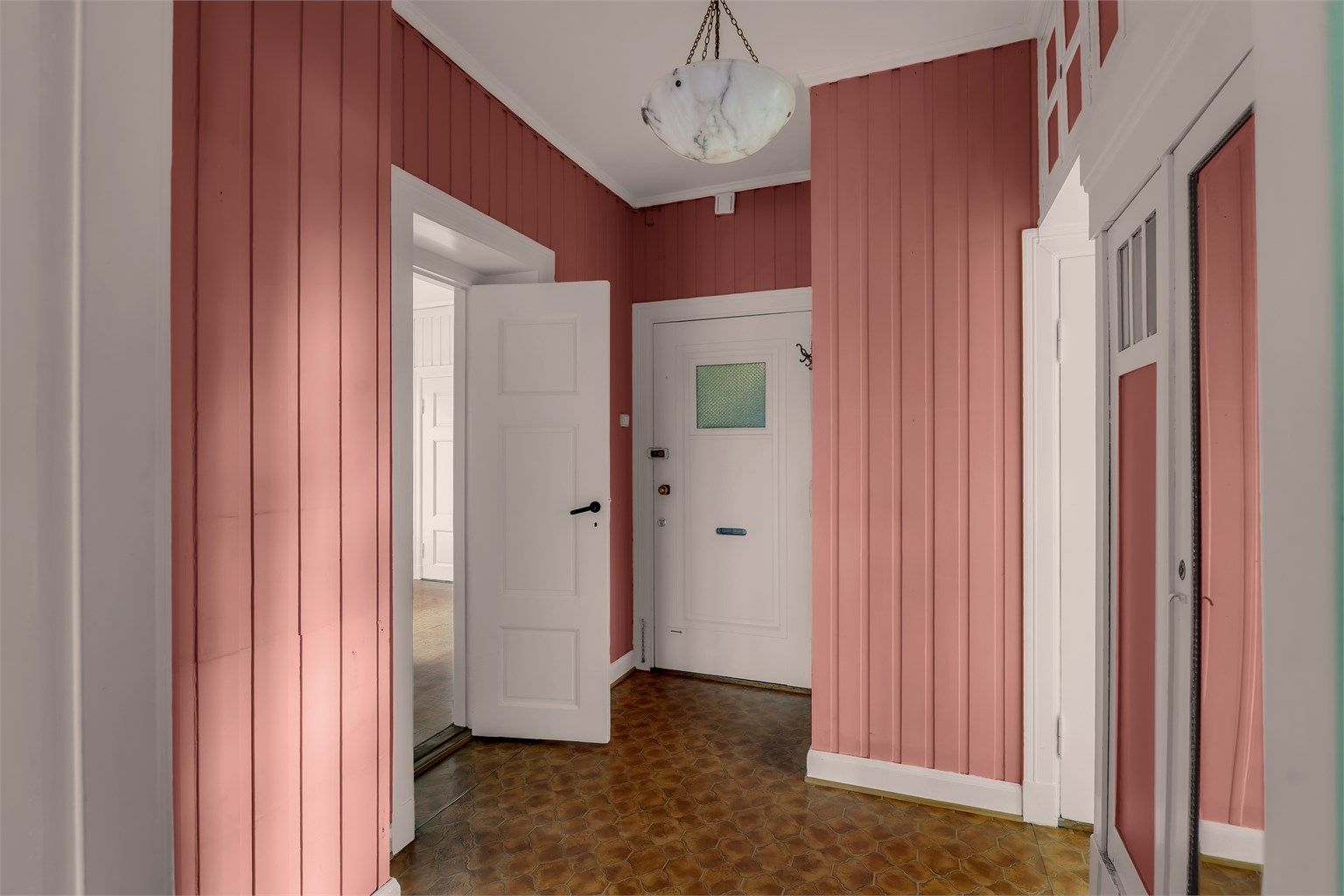 Adkomst via felles trappegang med callinganlegg. Velkommen inn! 