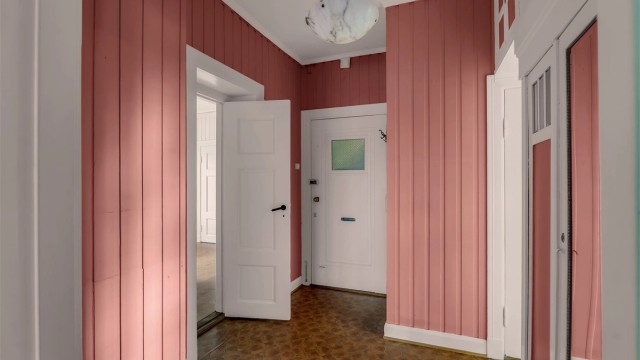 Adkomst via felles trappegang med callinganlegg. Velkommen inn!