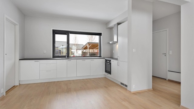 Leiligheten har en sosial, åpen løsning mellom stue og kjøkken.
Foto: Ole Thorgeir Solheim Thoresen