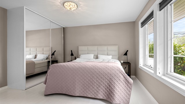Rommet har en stor skyvedørsgarderobe for effektiv oppbevaring.
