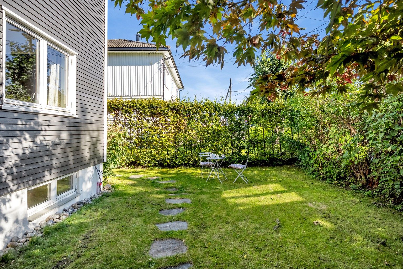 Lettstelt hage med gode solforhold.