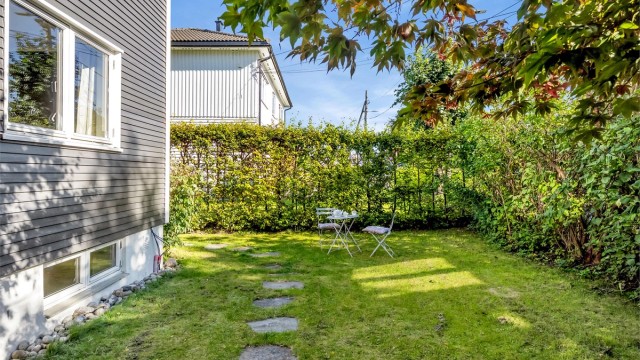 Lettstelt hage med gode solforhold.