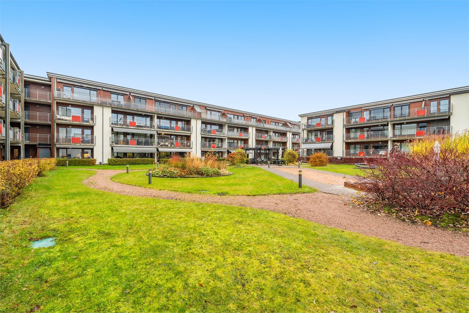 Flott Selvaag PLUSS konsept med flotte servicetilbud og en pent opparbeidet gårdsrom/hagerom