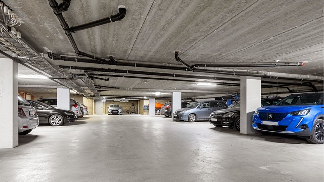 Det medfølger garasjeplass med elbillader i felles, lukket anlegg.