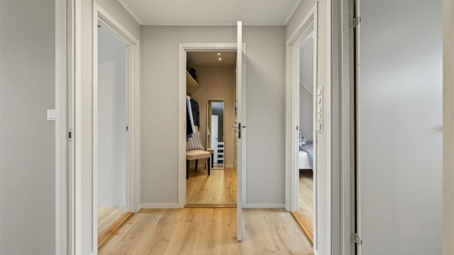 I gangen i andre etasje er det etablert et romslig walk-in-closet.