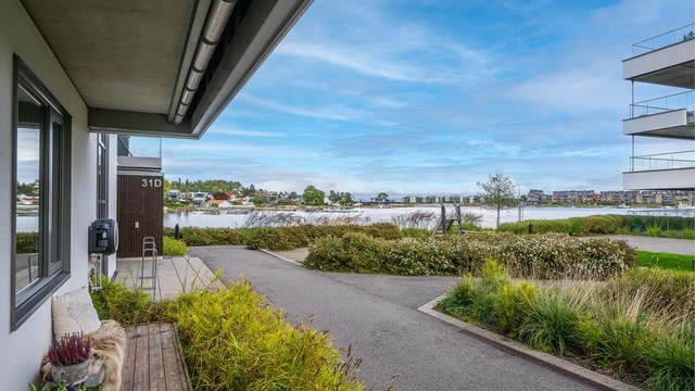 Fra uteplassen mot øst er det kort gangvei ned mot bryggeområdet.