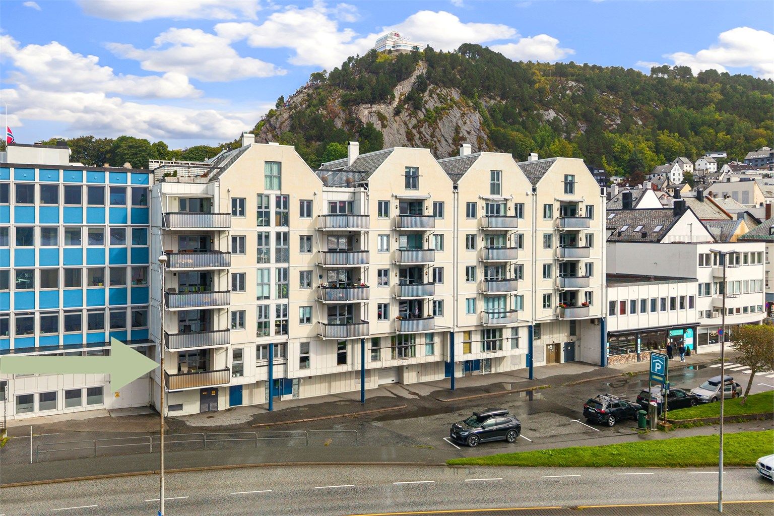 Leiligheten ligger skjermet til i 2 etg. Terrassen vender mot syd og vest. Flott utsikt fra terrassen. 