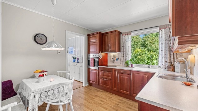 Kjøkkenet i hoveddelen har en praktisk spiseplass.