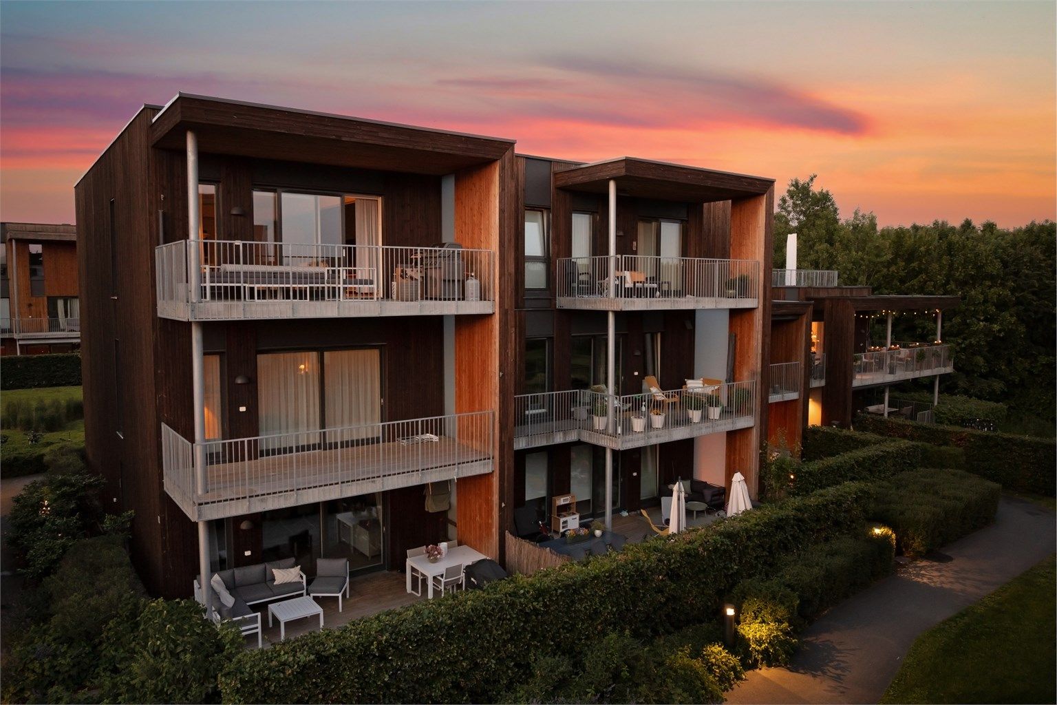 Her bor man i et stille og rolig boområde med gangavstand til "alt" Fornebu har å by på; Strender, turmuligheter, shopping, barnehager og barneskoler m.m.