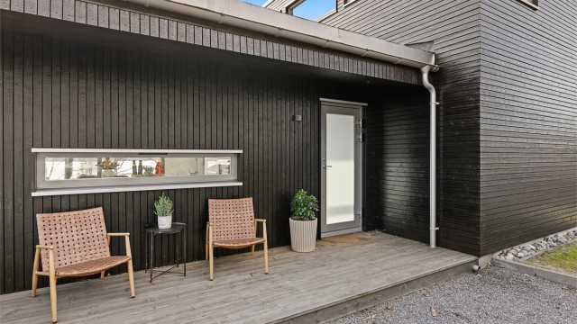 Inngangspartiet er overbygget. Også her er det en fin uteplass.