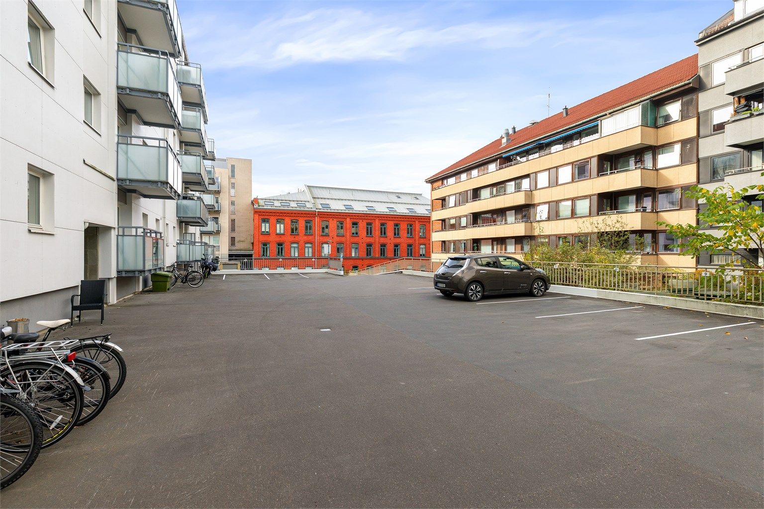Sameiet har 18 utvendige parkeringsplasser som leies ut til beboerne. Det er også mulighet for kjøp/leie av garasjeplass.