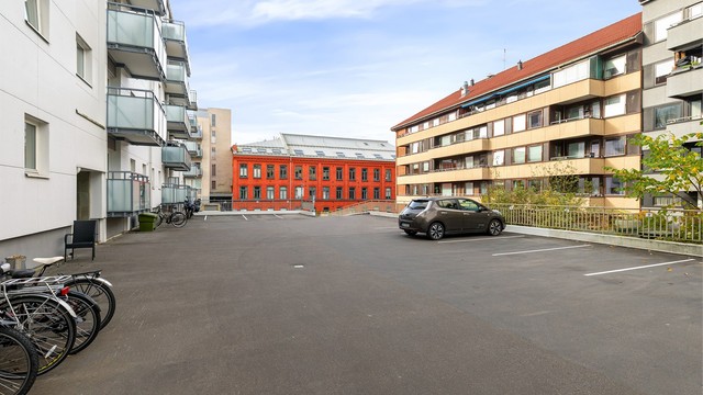 Sameiet har 18 utvendige parkeringsplasser som leies ut til beboerne. Det er også mulighet for kjøp/leie av garasjeplass.