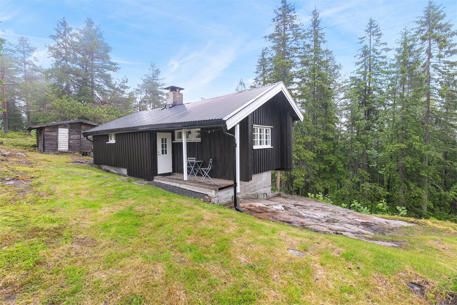 Velkommen til denne hytten med stor tomt øverst på Holterkollen