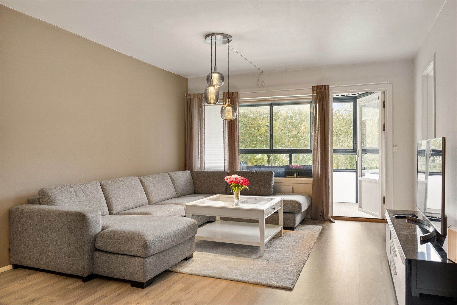 Høyden av andre etasje og avstanden til øvrig bebyggelse gjør stuen lite eksponert for innsyn.