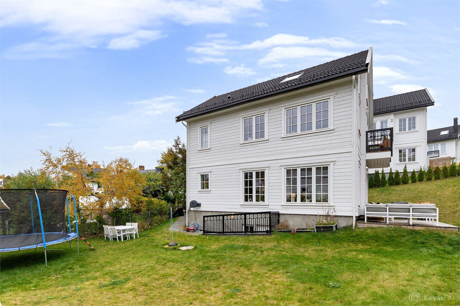 Boligen har tinglyst tinglyst eksklusiv bruksrett til eget tomteareal på 380 kvm i naturlig tilknytning til huset. Dette arealet er opparbeidet med markterrasse, plenareal og beplantning