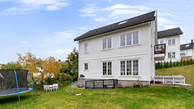 Boligen har tinglyst tinglyst eksklusiv bruksrett til eget tomteareal på 380 kvm i naturlig tilknytning til huset. Dette arealet er opparbeidet med markterrasse, plenareal og beplantning