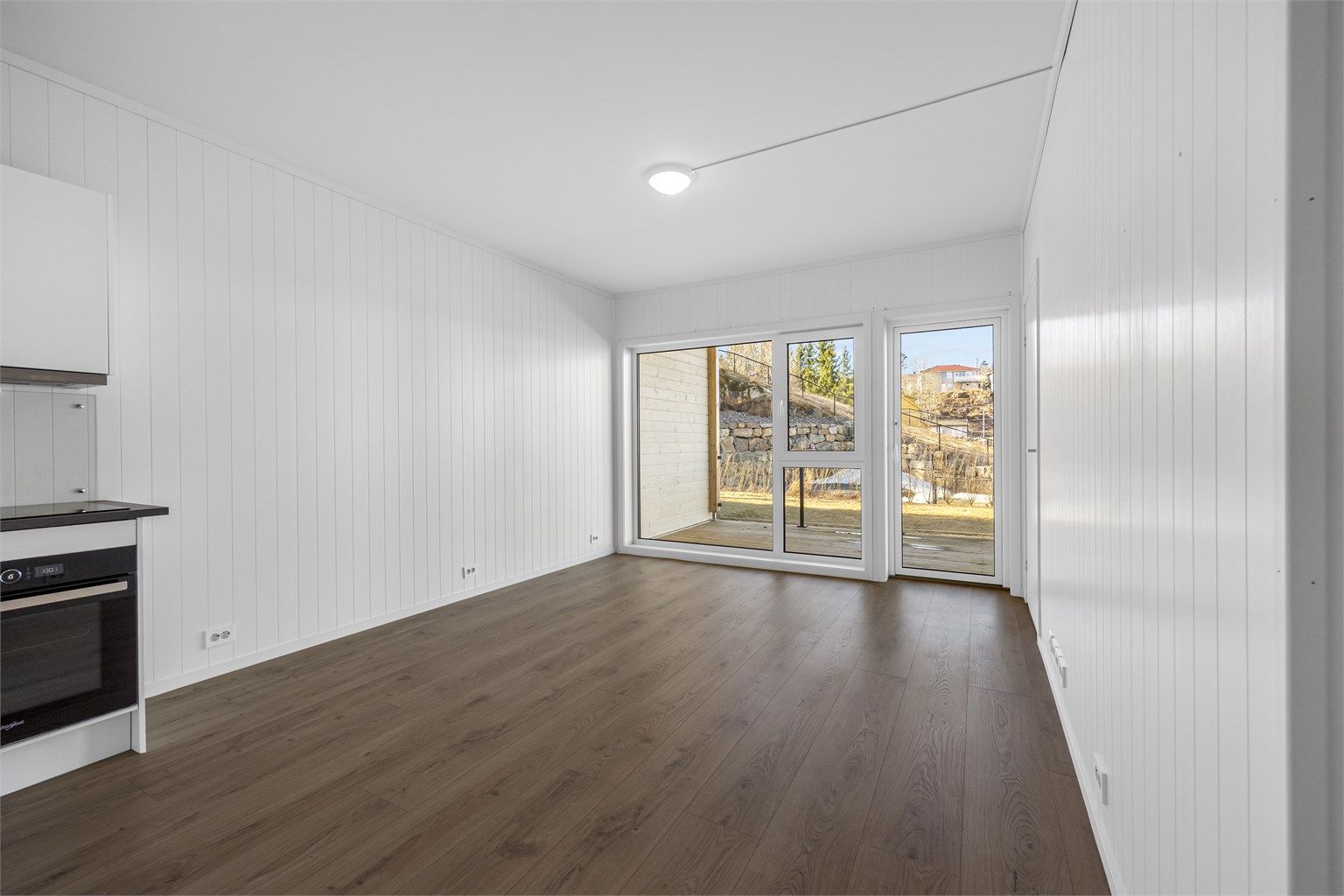 Stuen er liten og praktisk, med åpen løsning til kjøkkenet.