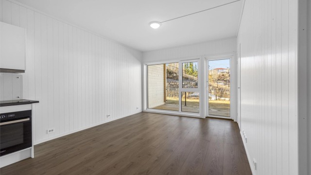 Stuen er liten og praktisk, med åpen løsning til kjøkkenet.