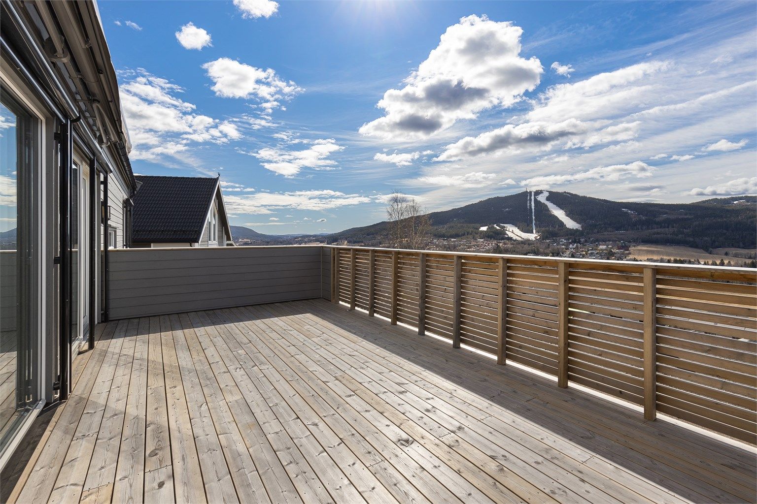 Fra stua kommer en ut på en romslig veranda med nydelig utsikt og knallfine solforhold på solsiden av dalen. Hyggelig utsikt mot Varingskollen og sydover i Nittedal