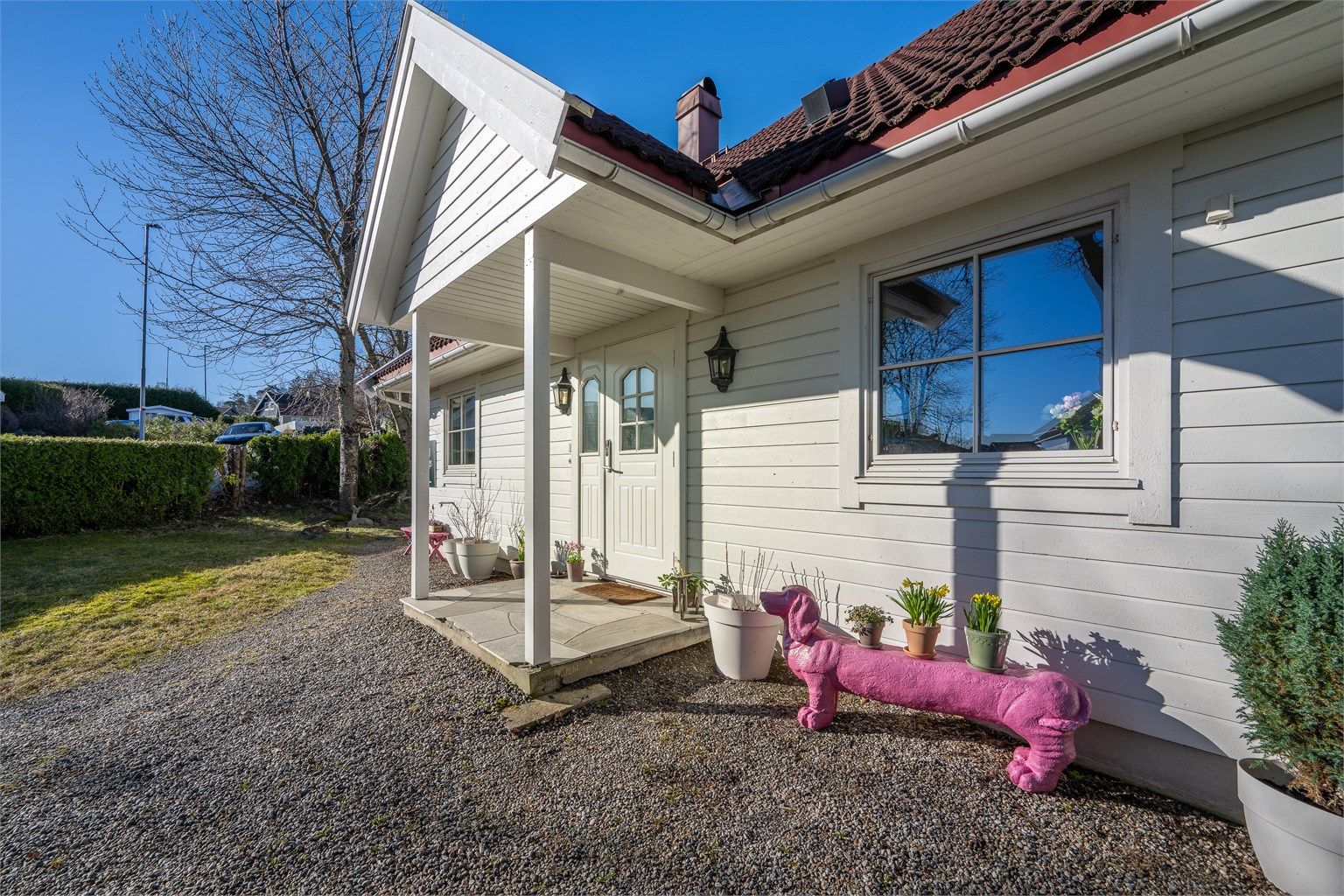Lunt og hyggelig inngangsparti - perfekt for en morgen kaffe.