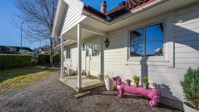 Lunt og hyggelig inngangsparti - perfekt for en morgen kaffe.