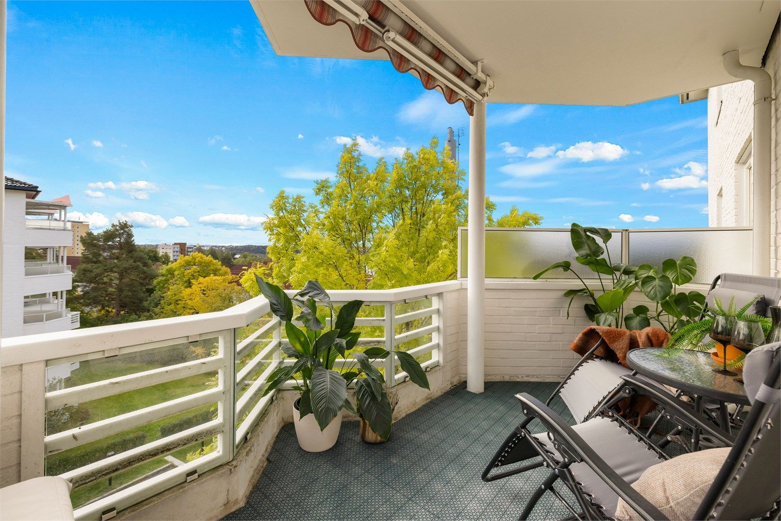 Velkommen til Skøyenåsveien 19 og et rolig og tilbaketrukket boligområde på populære Oppsal - perfekt for deg som vil bo barnevennlig og grønt, samtidig som alt du trenger i hverdagen er innen få minutters gange.