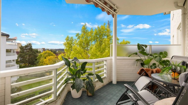 Velkommen til Skøyenåsveien 19 og et rolig og tilbaketrukket boligområde på populære Oppsal - perfekt for deg som vil bo barnevennlig og grønt, samtidig som alt du trenger i hverdagen er innen få minutters gange.