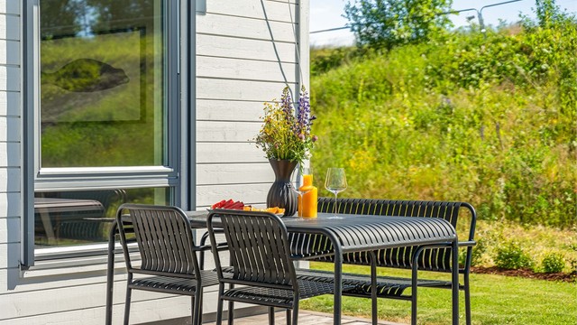 Direkte utgang fra stuen gjør terrassen til en naturlig forlengelse av boligen.