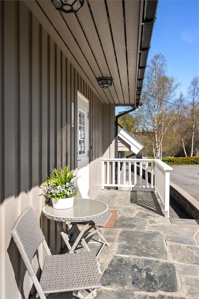 Hellelagt uteplass ved inngangspartiet.
