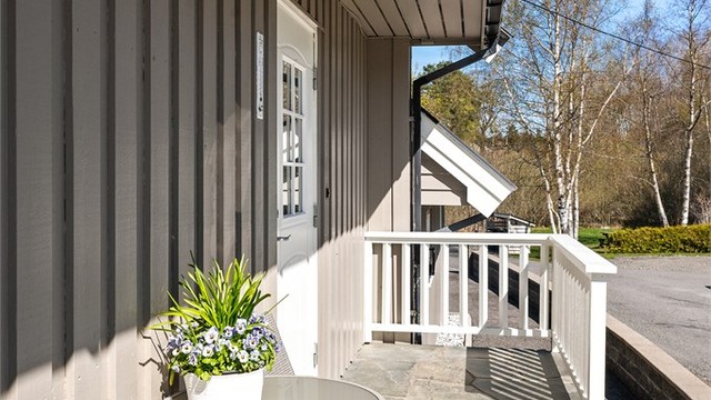 Hellelagt uteplass ved inngangspartiet.