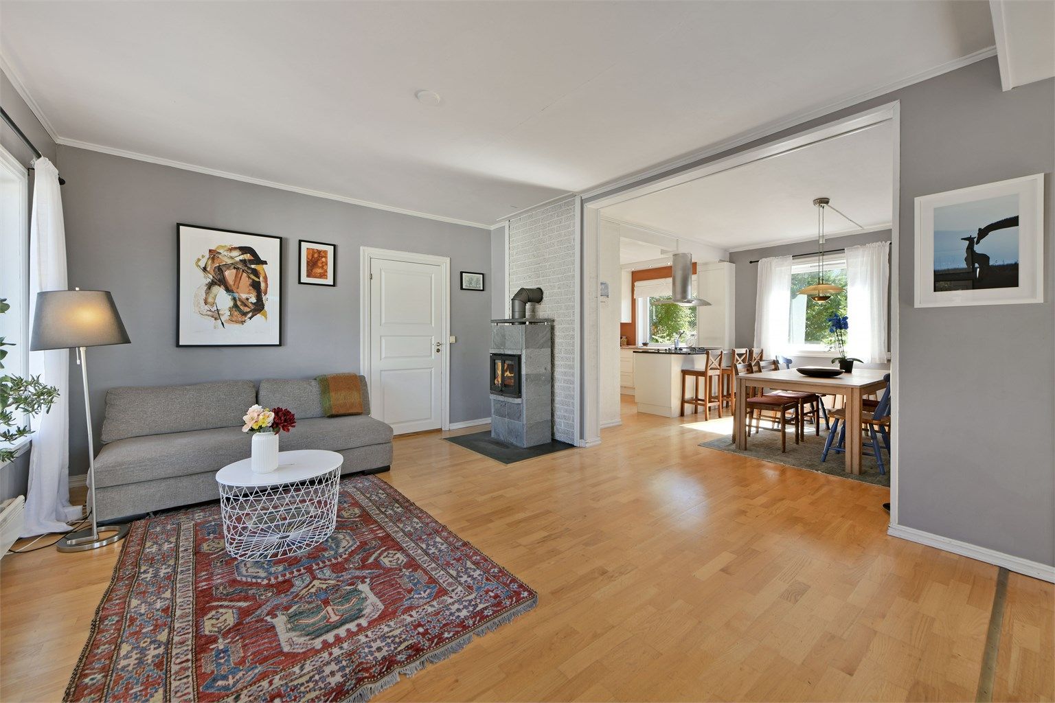 Stue - peis i stue som gir både varme og lun stemning på kjølige dager