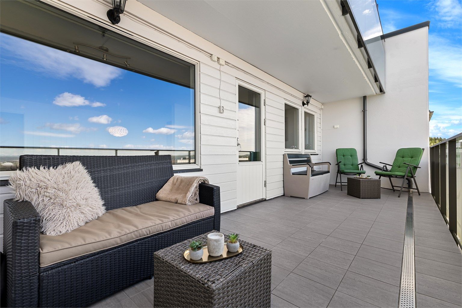 Balkongen på 16 m² har god plass til både sofagruppe og annen møblering.