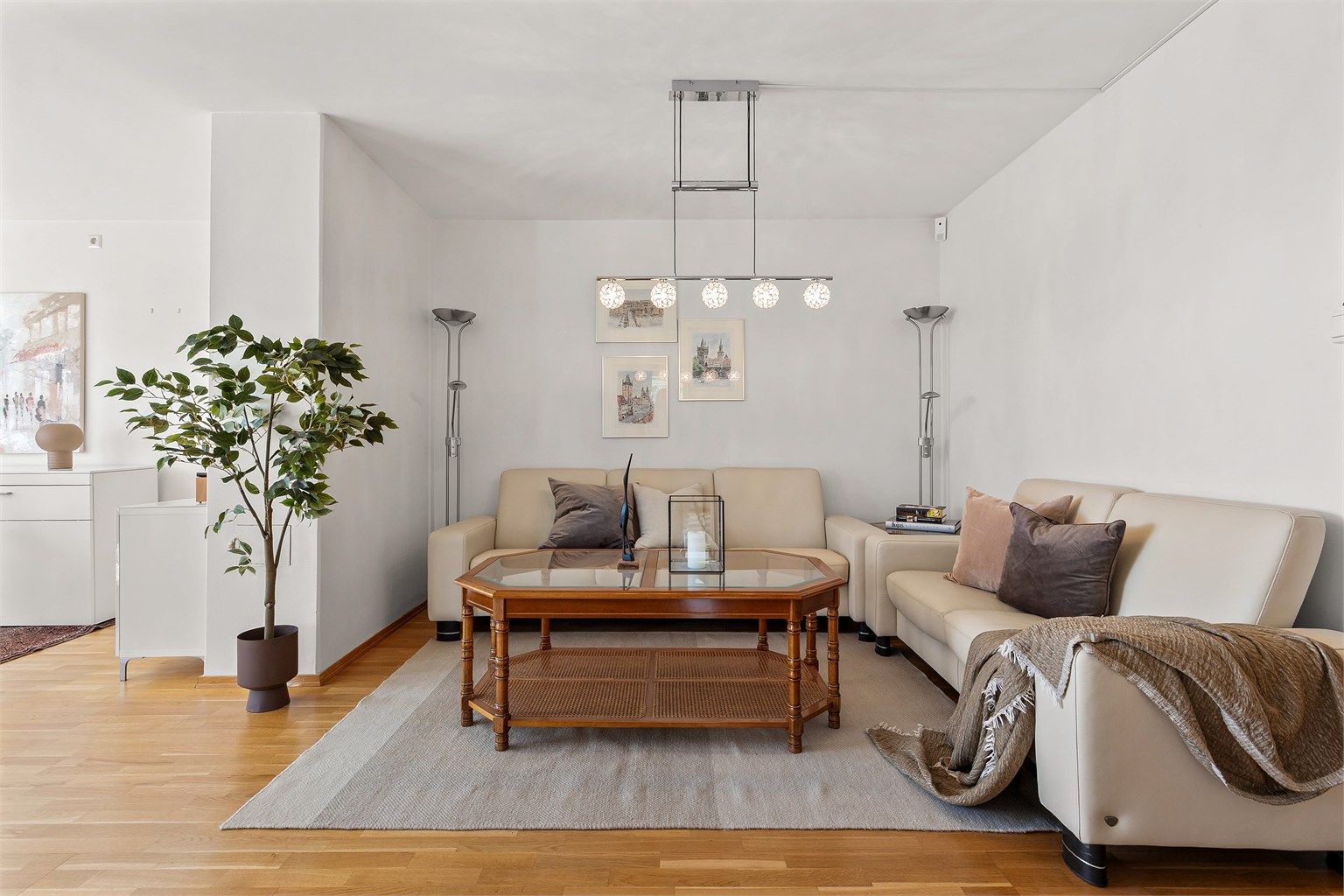 Stor stue med god plass til flere sosiale soner, og det er god plass til sofagruppe og spisestue