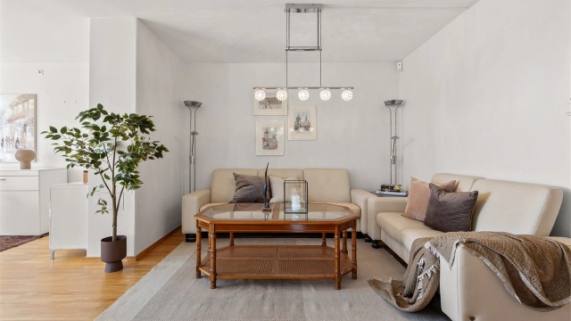 Stor stue med god plass til flere sosiale soner, og det er god plass til sofagruppe og spisestue