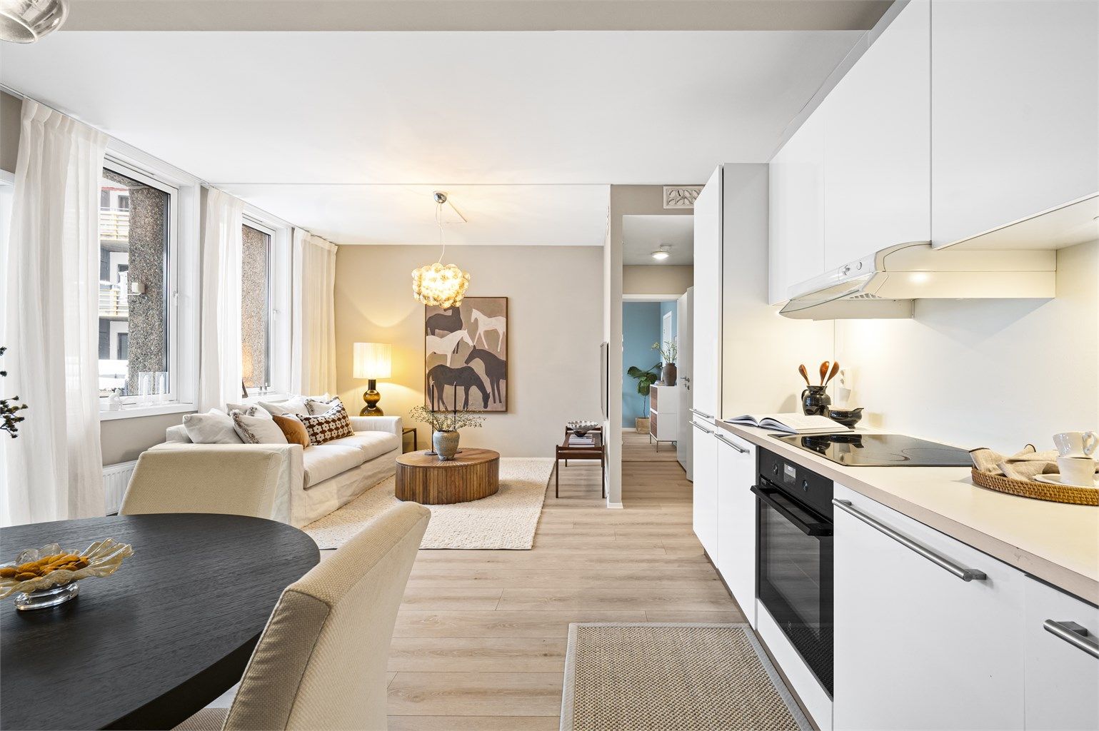 Den åpne stue- og kjøkkenløsningen skaper et sosialt rom og et naturlig samlingspunkt. 