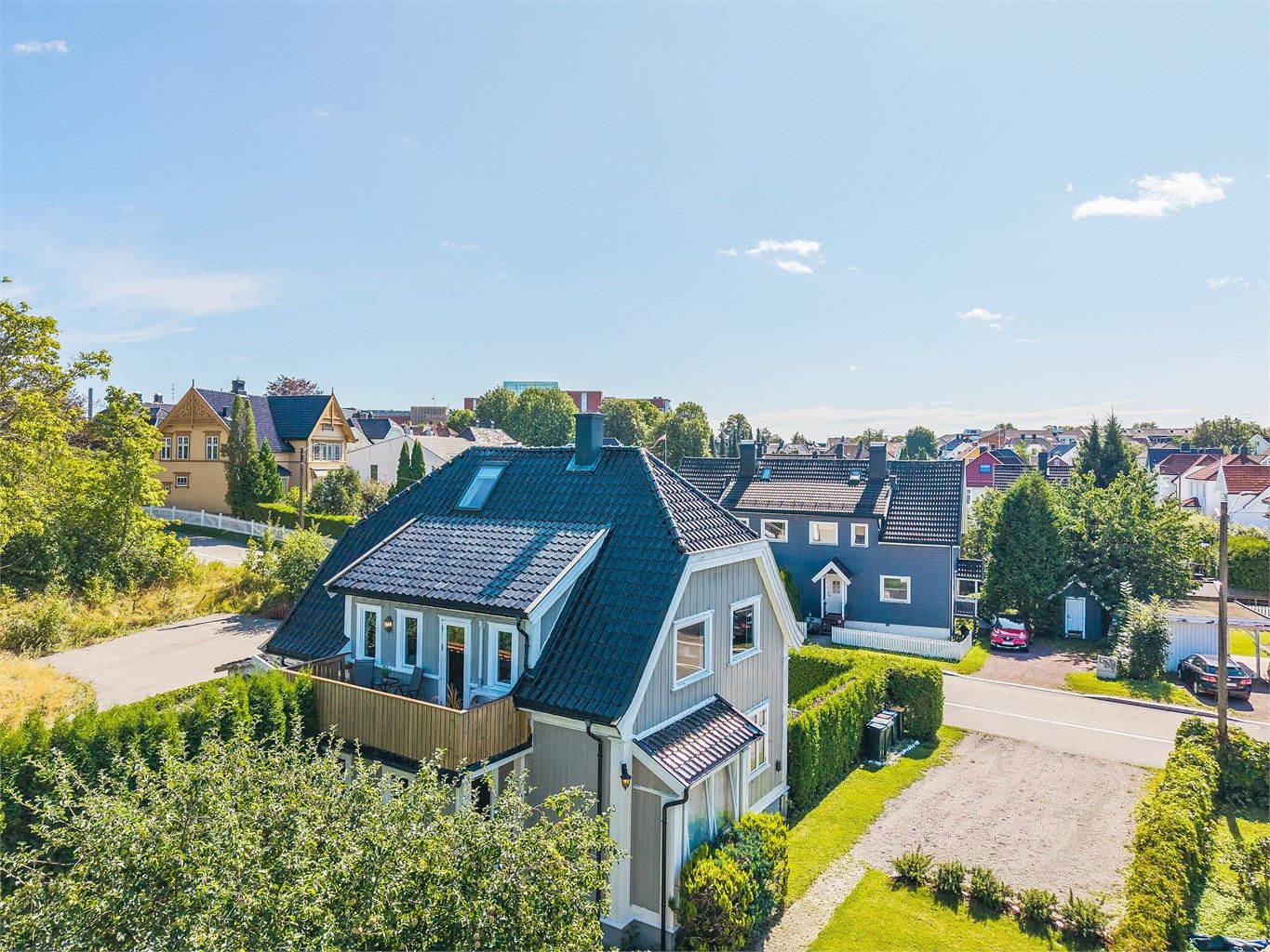 Det er opparbeidet en svært romslig parkeringsplass med minimum 4 biloppstillingsplasser. 