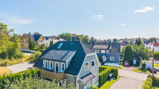 Det er opparbeidet en svært romslig parkeringsplass med minimum 4 biloppstillingsplasser.