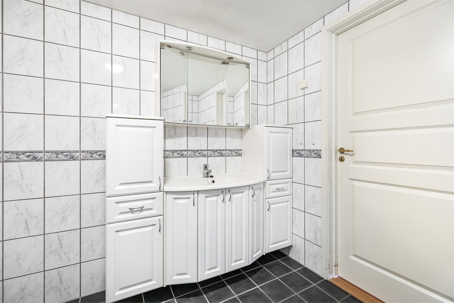 Badet er også fra byggeåret og har et generøst areal på over 7 kvm.