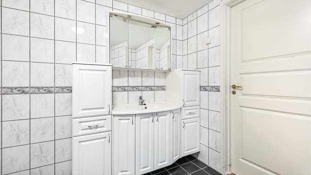 Badet er også fra byggeåret og har et generøst areal på over 7 kvm.