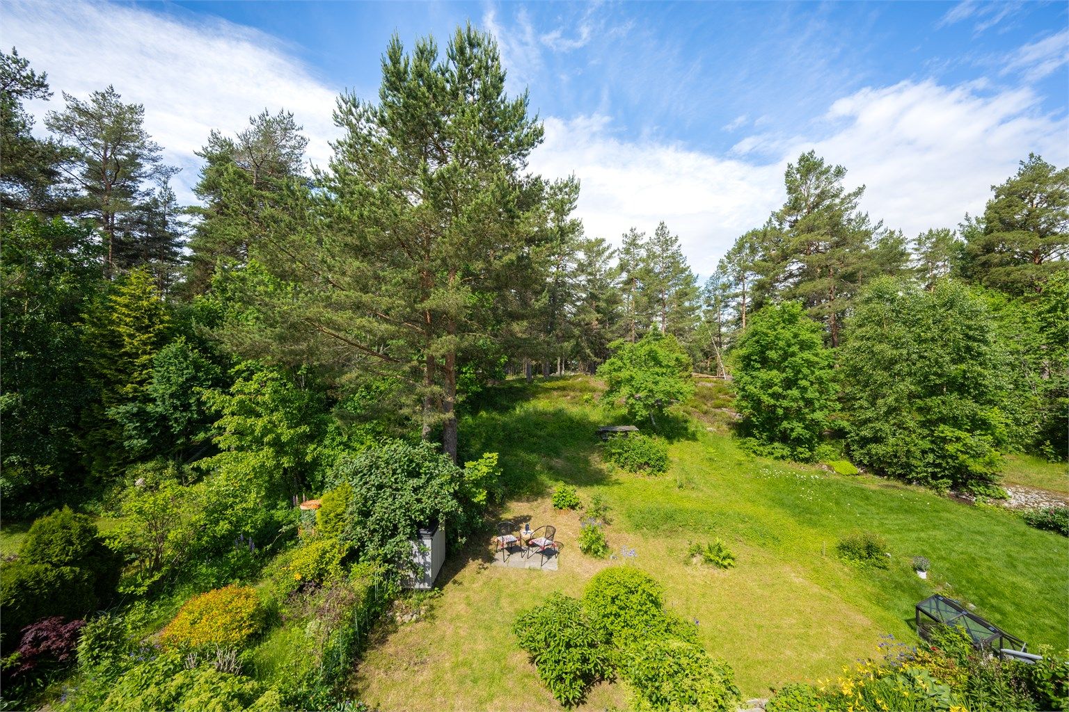 Herfra er det utsyn over hagen og videre mot Bølerskogen, uten boligbebyggelse rett på baksiden.