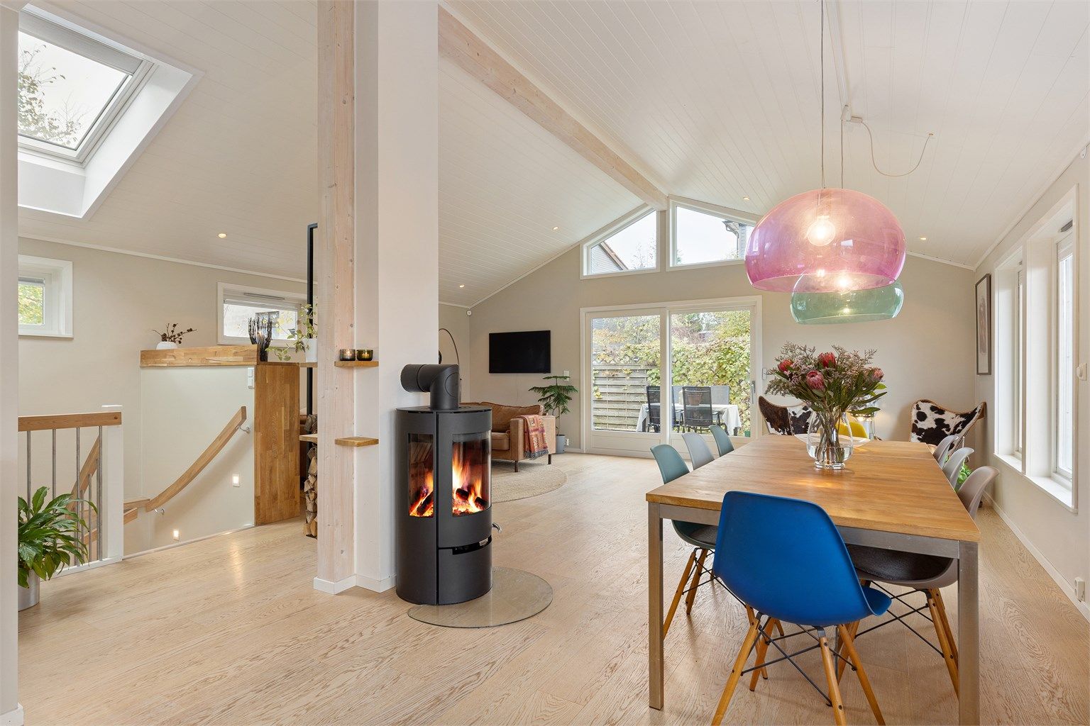 Lys stue med svært god takhøyde og god romfølelse