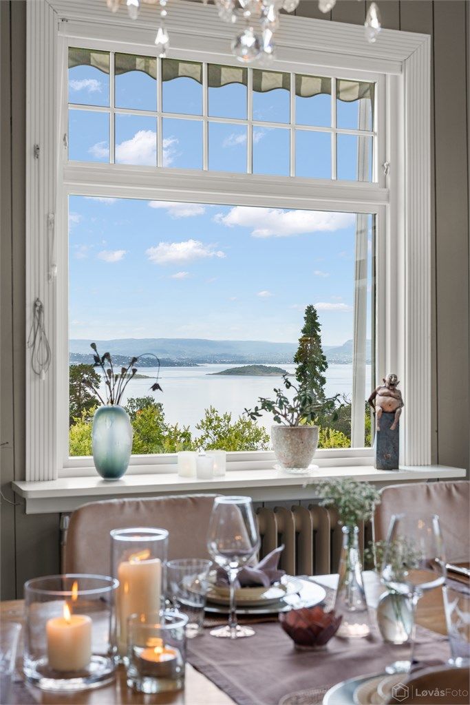 Store vinduer med flott fjordutsikt