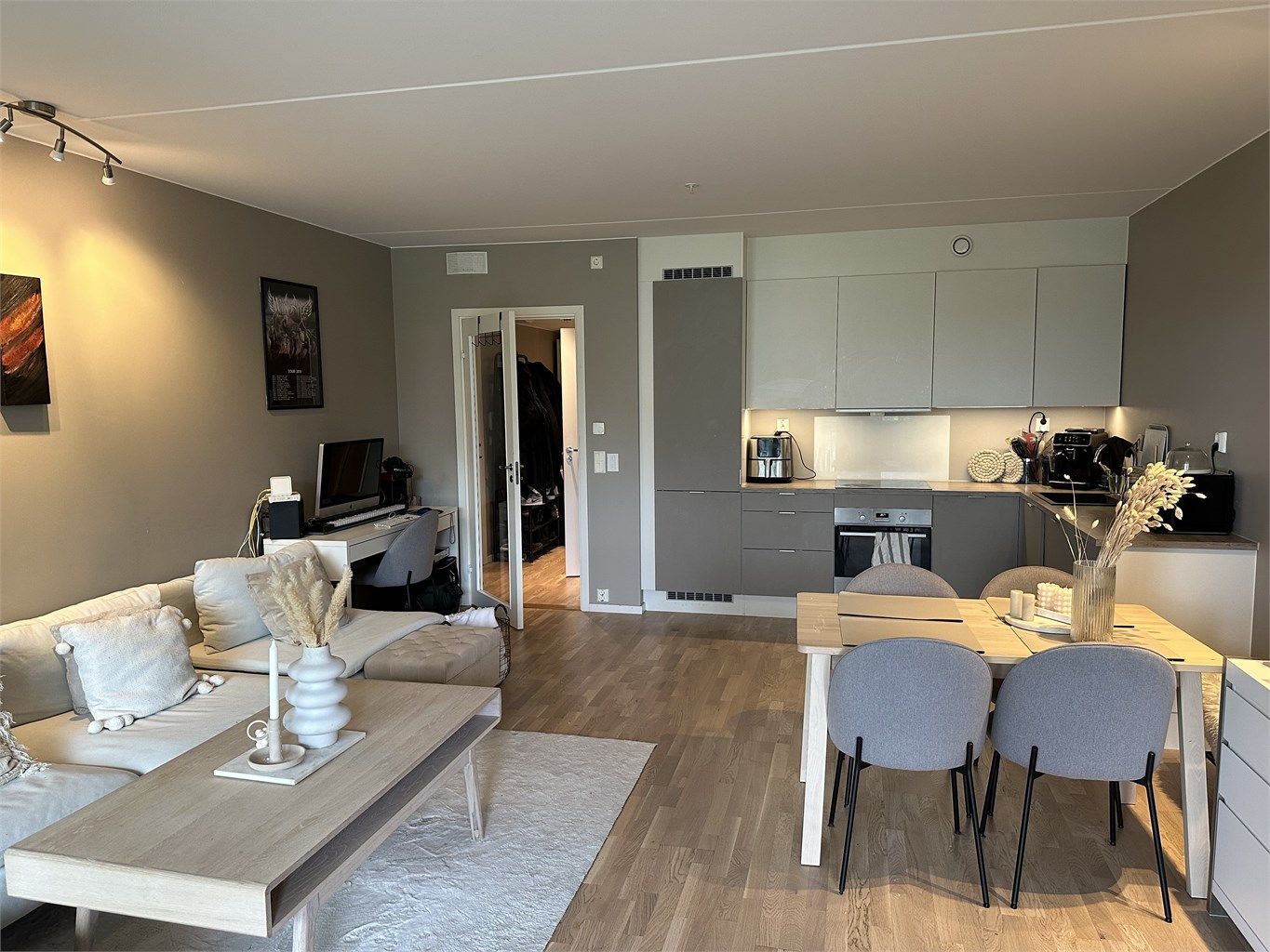 Fra gangen kommer du inn til en lys og pen åpen stue og kjøkkenløsning. 