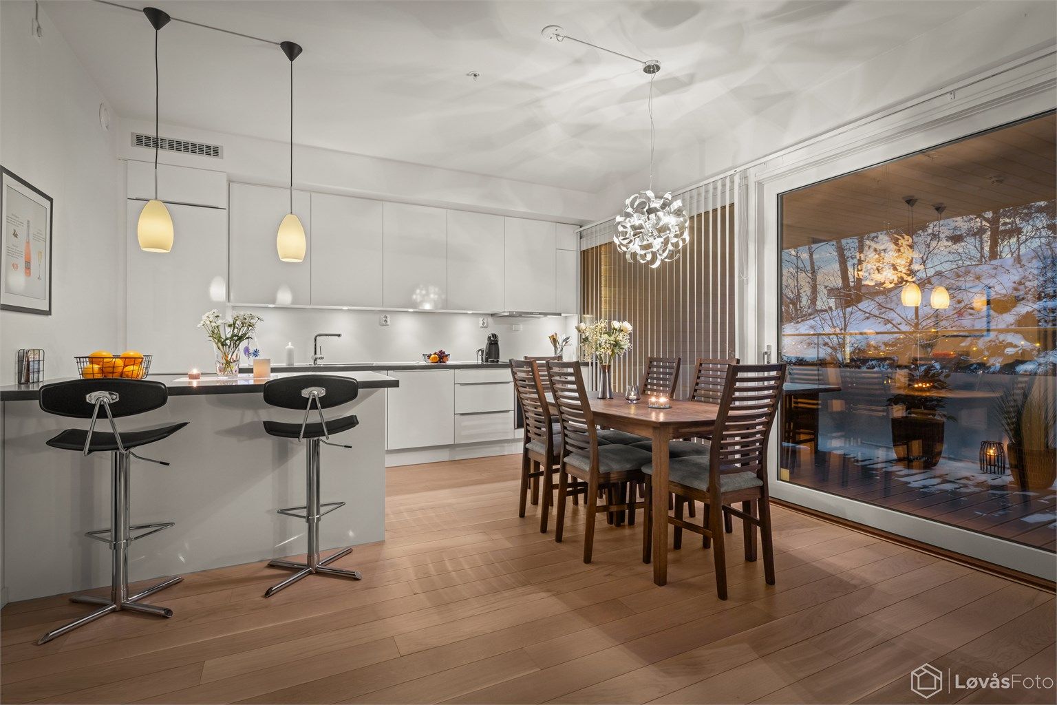 Tidløst kjøkken med barløsning som skaper et hyggelig skille mellom sonene. 