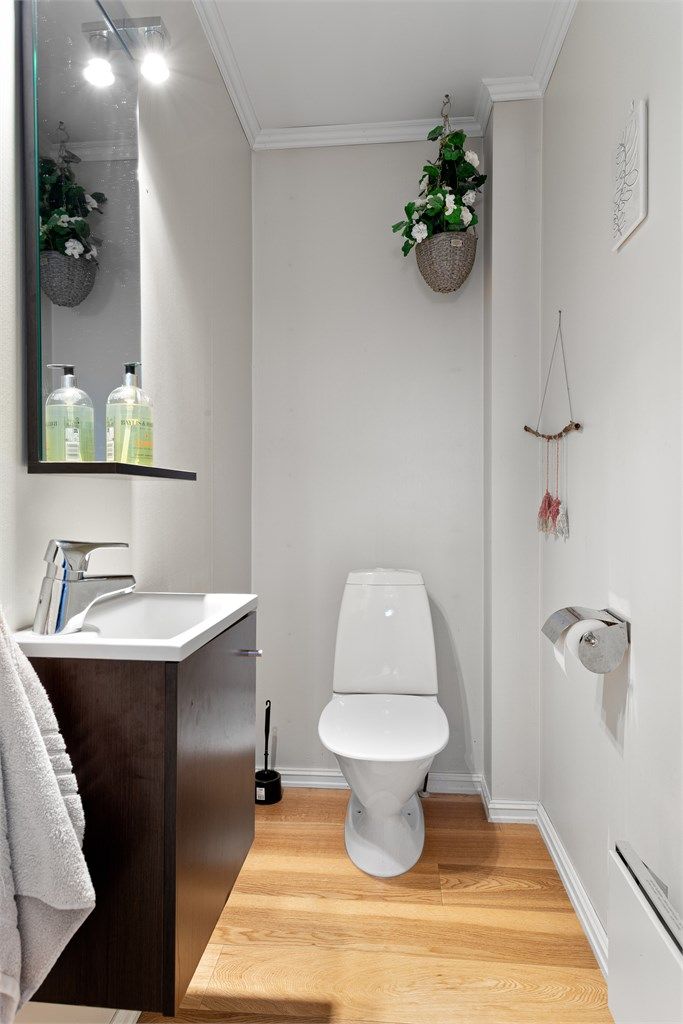 Praktisk toalettrom i første etasje.