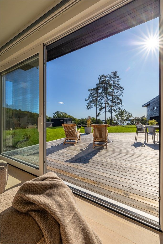 Utsikten mot terrassen og naturen kan nytes også innenfra.